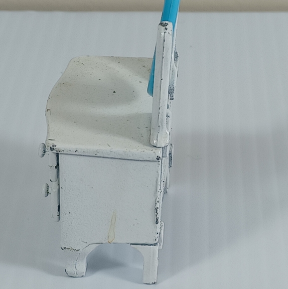 Vintage 1980 Dresser w/Mirror  high Mattel Doll House Furniture Hong Kong 3in - Picture 7 of 10